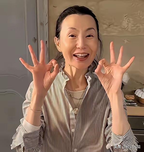 那些替张曼玉们操心的大爷大妈们，你们省省吧[捂脸][捂脸]

只要看见张曼玉出来