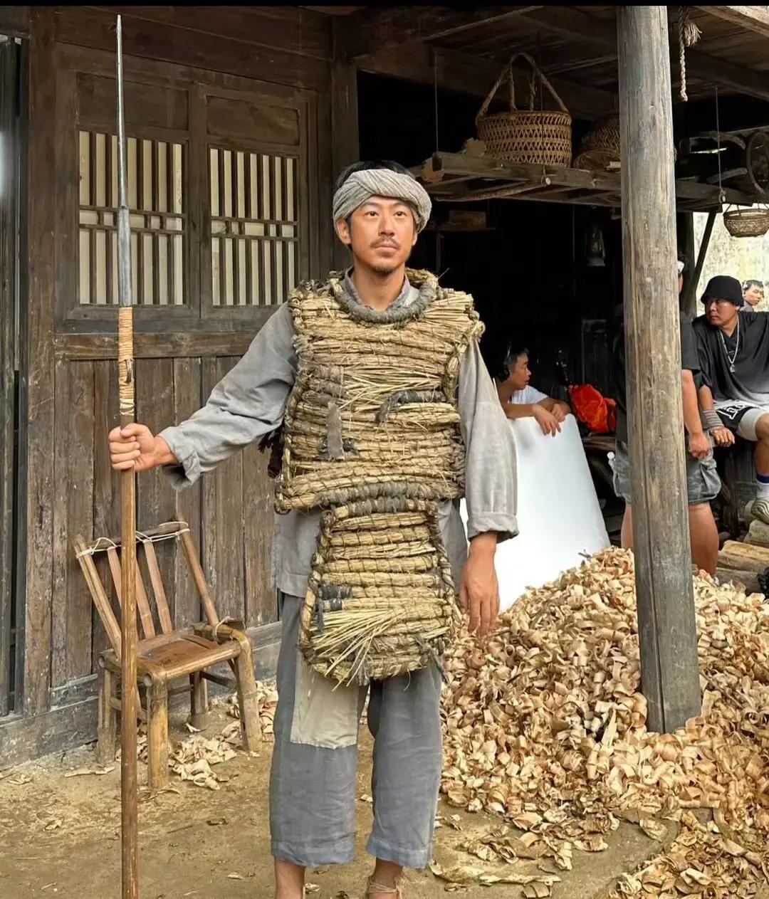 铁锹砍断刺刀，土炮轰开碉堡——抗日战场上，农民用农具改写历史。
冀中平原的民兵，