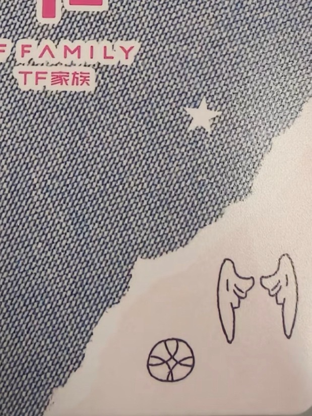 才发现奔四nfc卡套这个画的是不是篮球和beyourself封面 好萌呀🥺 