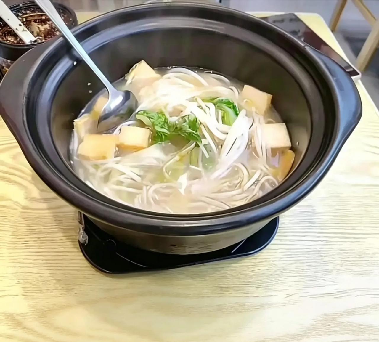 两女子差评16元米线量少，监控曝光，到底谁寒心？
 明明满满一锅米线，为何会被指
