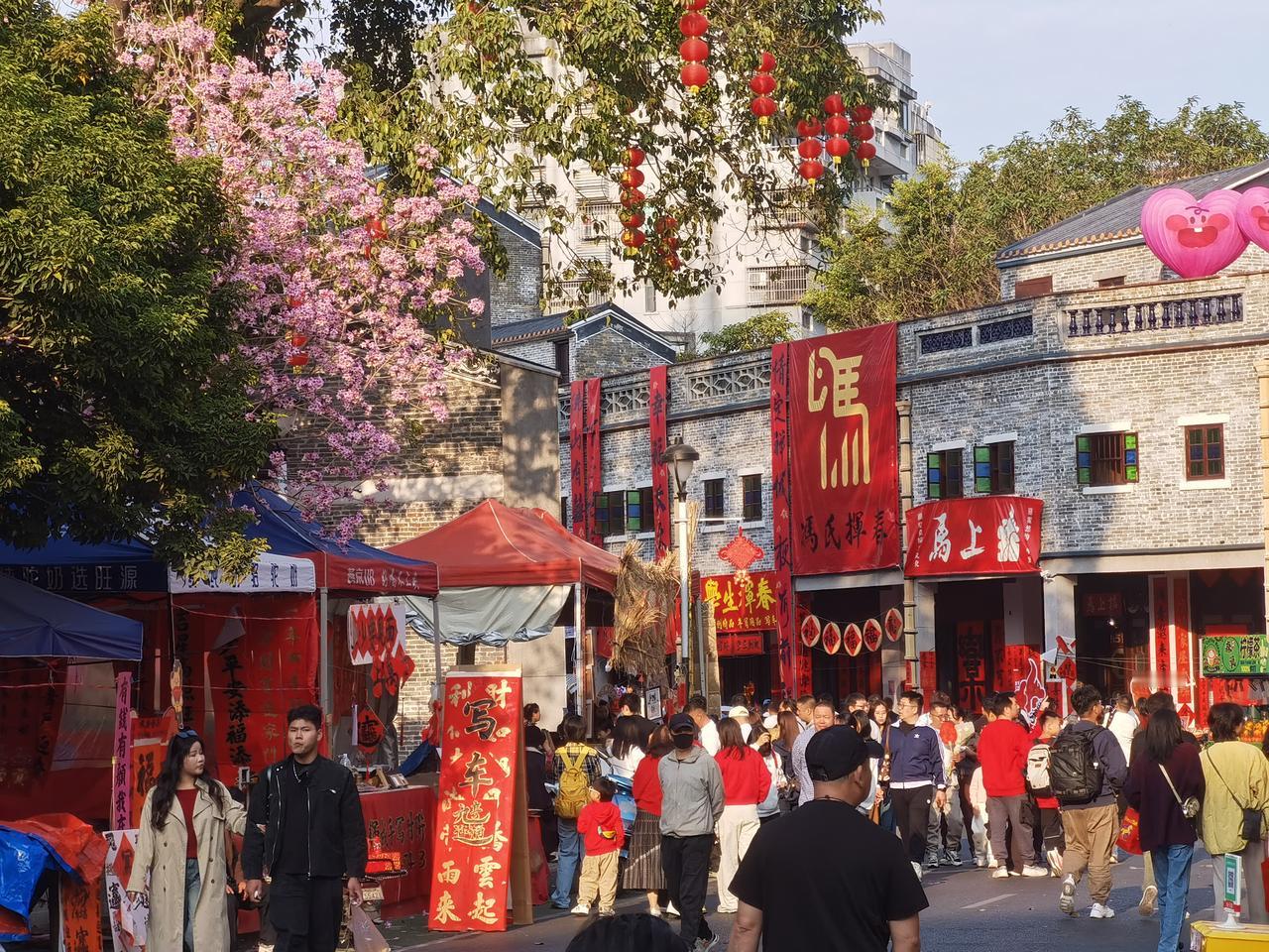 佛山快子路，写车，珲春，以及各种“红当当”的贺年+搞怪粤语梗，确实别有一番特色，