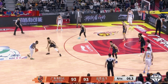 CBA“京粤大战”，第四节开始有那味儿了。最后一分钟俩外援互飙三分，看爽了。突然