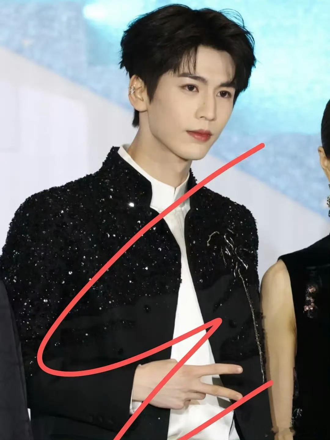 张凌赫 今日份生图！！绝成这样！！！ 