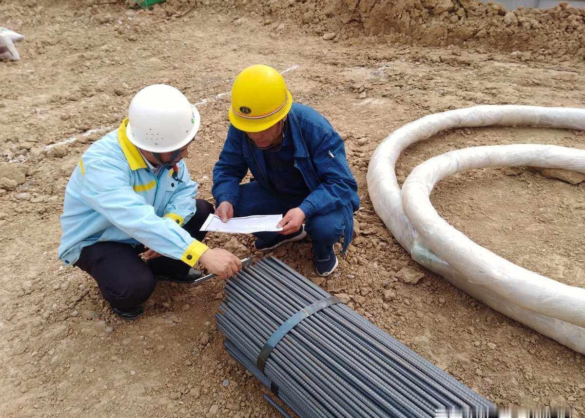 监理不是看热闹的，是盯命的。
钢筋多一寸，他能喊停；水泥少一袋，他敢不签字。
以