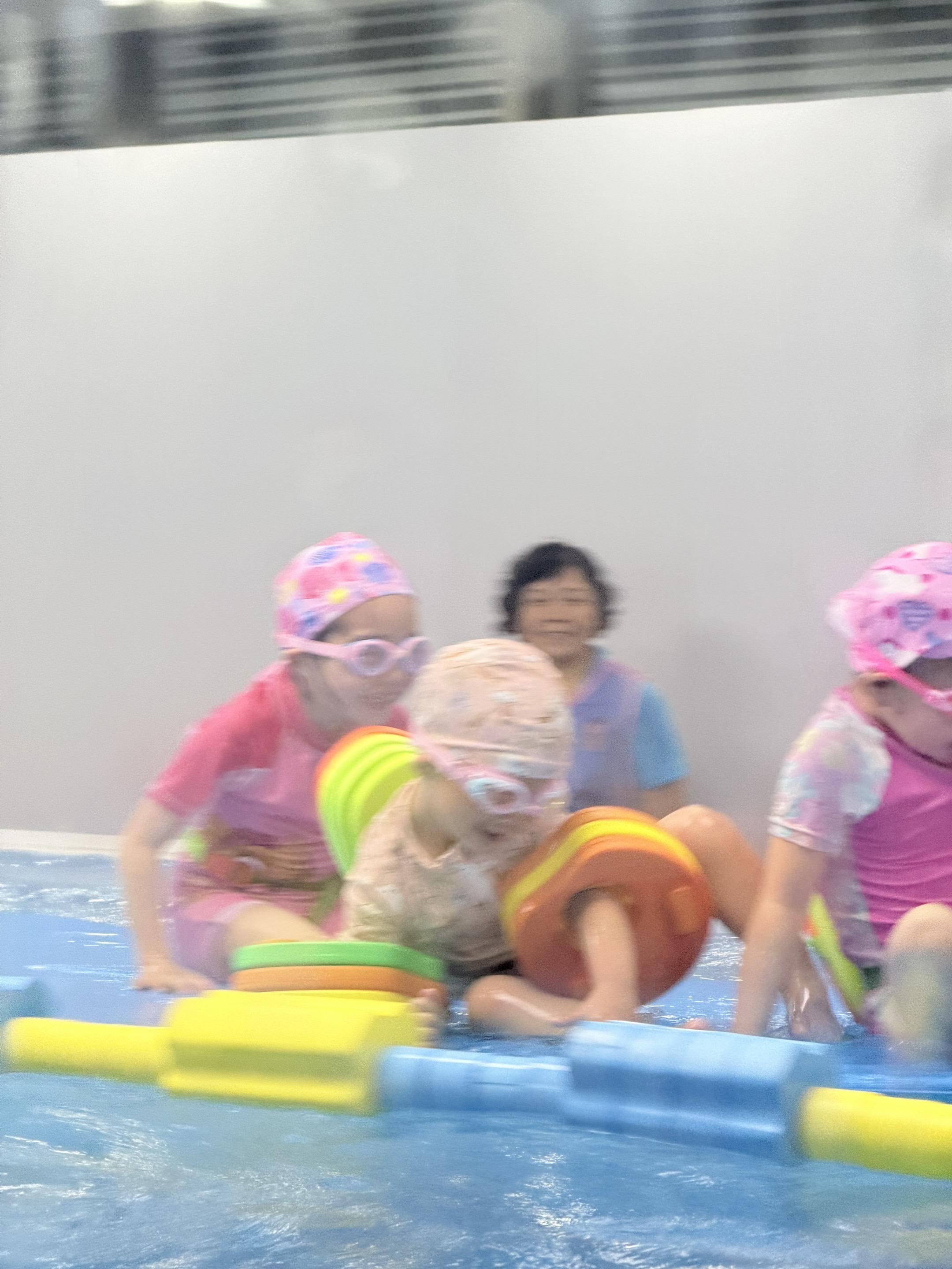 她真的超喜欢玩水，一上游泳课就开心的不得了！
