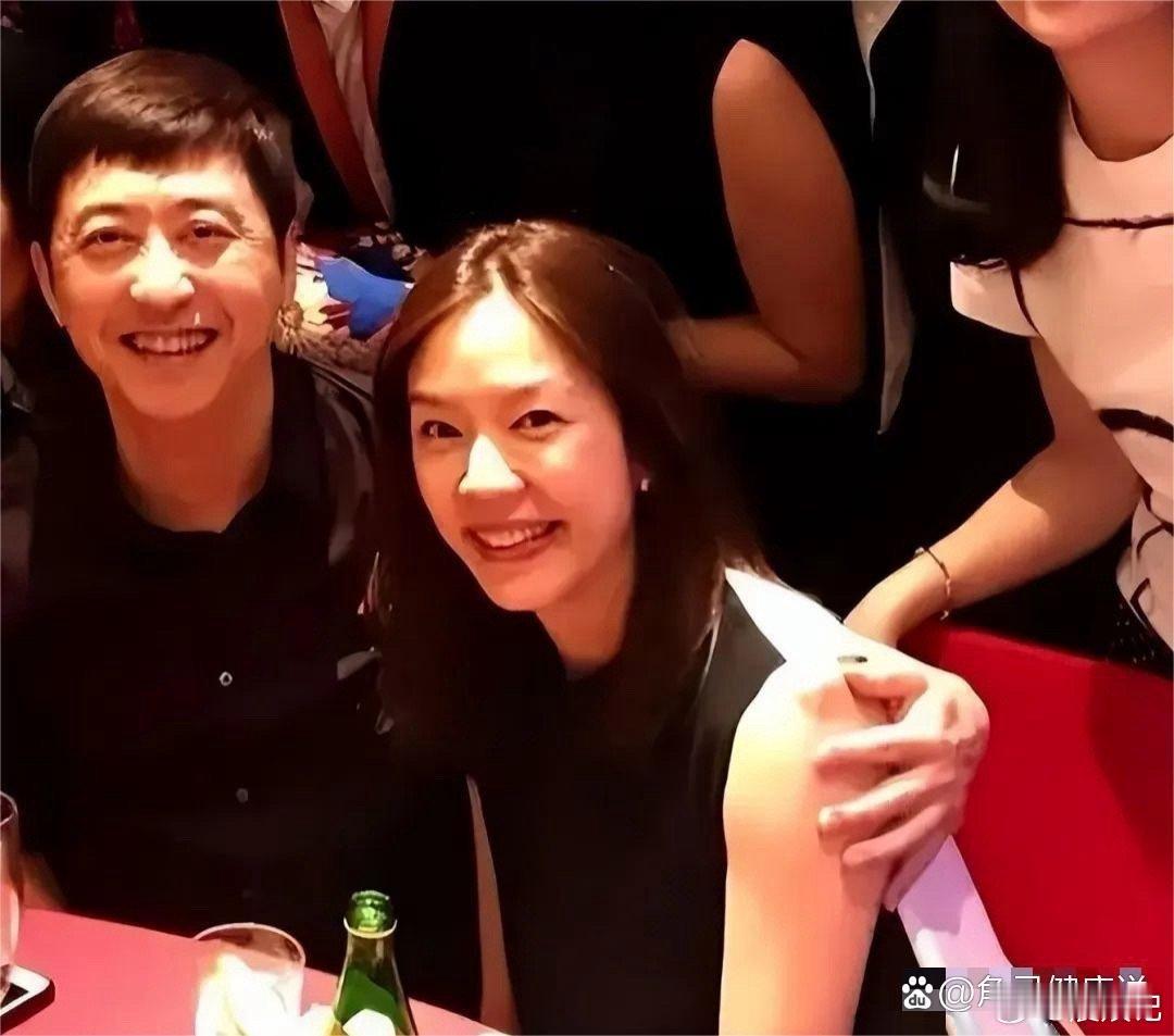 63岁的庾澄庆罕见晒妻子合照，49岁老婆高贵优雅，好气质不输同框明星徐若瑄 
