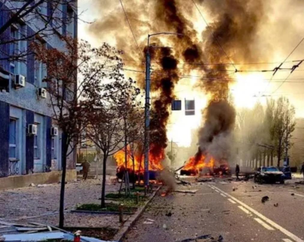 俄军狂轰四年，乌高层照样办公直播！俄终于醒悟：炸不穿基辅，不是导弹不够猛，是这城