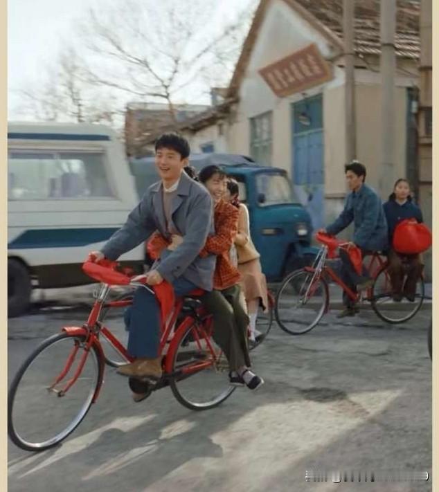 上世纪七十年代结婚的，城市流行“老三样”: 手表、自行车、缝纫机‌，每样都是一百