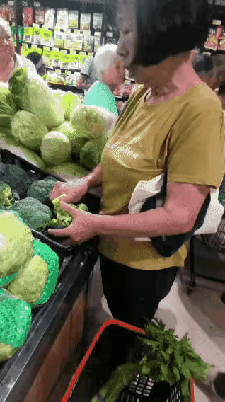 见过挑菜的，没见过这样挑菜！又掰又啃，她买了，顶多赚点便宜；如果她没买，又放回去