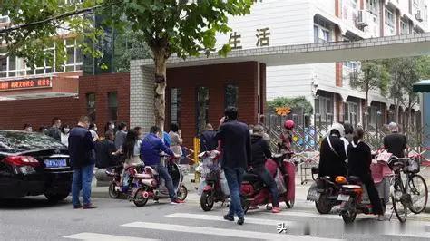 每年考场外，挤满翘首以盼的家长，陪考这件事，从来没有标准答案。
 
孩子赴考场是