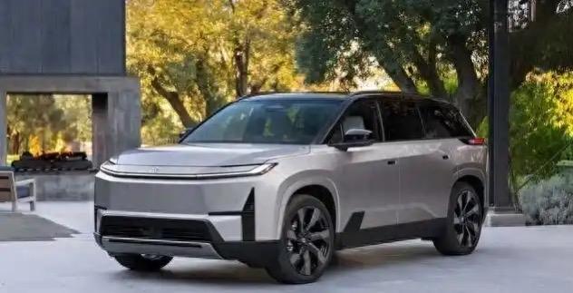 内容：当全球车企放缓电动化步伐时，丰田选择在2026年2月11日逆势亮剑。 这款