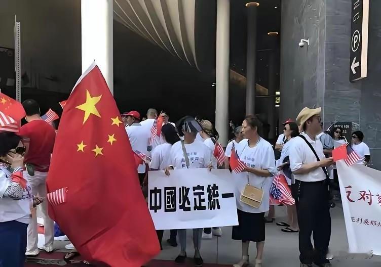 同样以华人为主体，新加坡能走的路，台湾偏偏走不通。
 
这话不是大陆说的，是台湾
