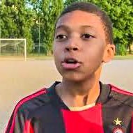 法伊扎（姆巴佩的母亲）：“他小的时候，在家里只谈AC米兰。如果米兰输了球，他就拿