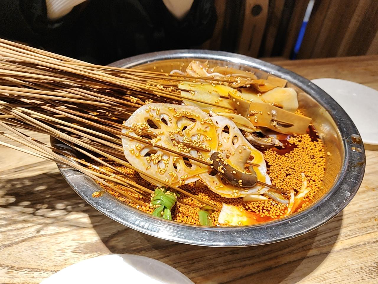 乐山叶婆婆的钵钵鸡就是香，就是有点小贵，二个人点了这么一点，加一个9元鸡米饭，一