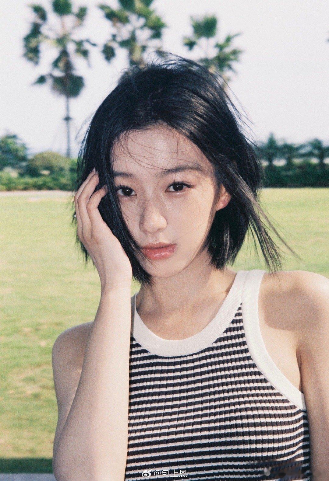 #包上恩黑白条纹背心# 包上恩海边漫步的造型清纯优雅，黑白条纹紧身背心彰显好身材