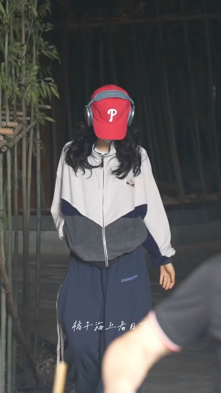 楠儿是女大是酷姐更是老公姐🥵🤤章若楠红色帽子头戴耳机章若楠运动风酷姐