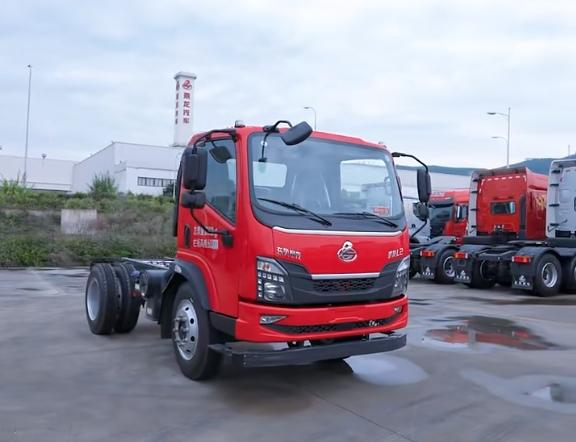 乘龙L2自卸车是一款轻型卡车，搭载玉柴180马力发动机，动力强劲，在泥泞工地、乡