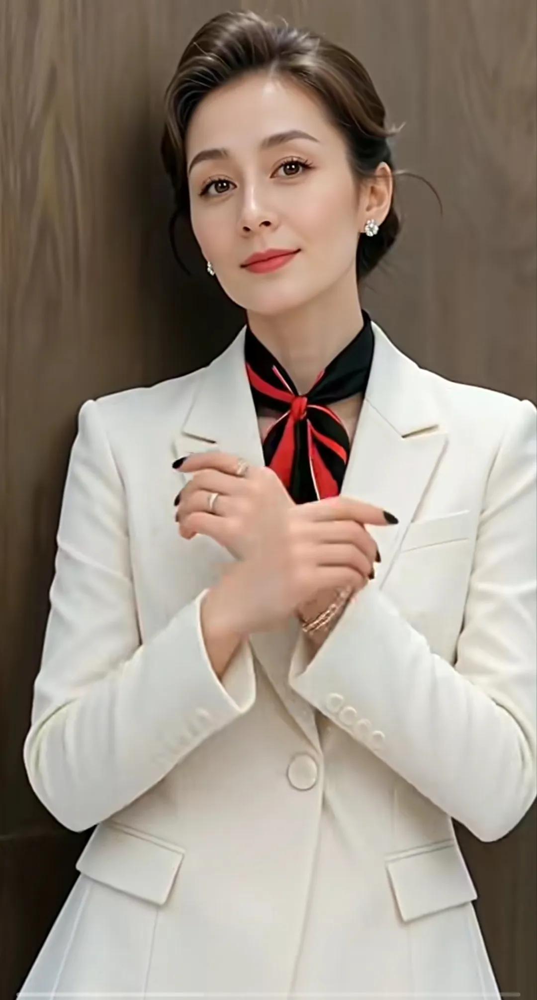 穿职业装的女人，特别有气质。
职场气质女人