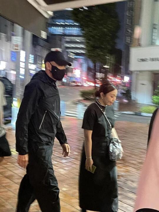 周润发夫妇现身新加坡，发哥面容消瘦