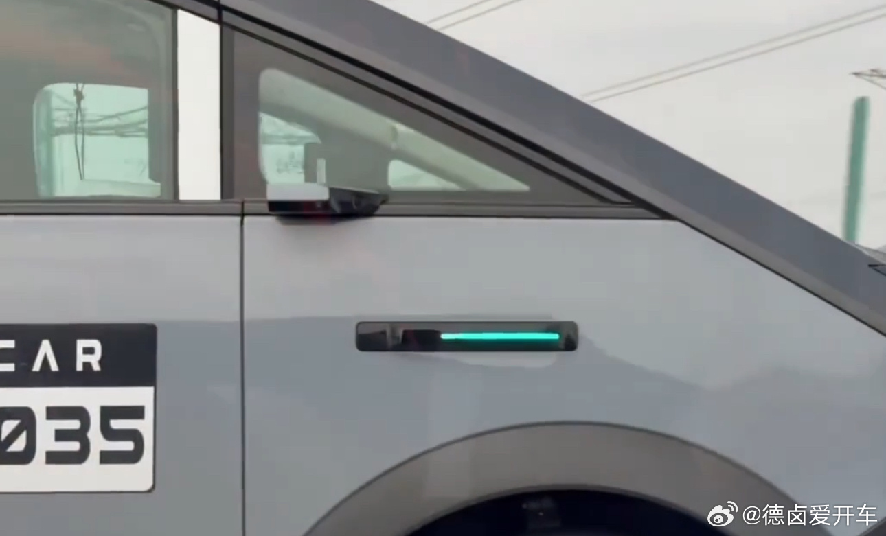 汇天陆地航母的智驾小蓝灯也点亮了，这应该也是小鹏集团今年最贵的车型。