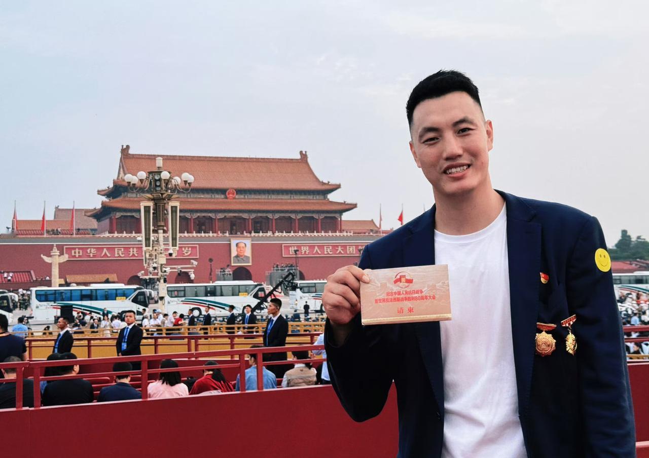 巨大荣誉！姚明和翟晓川代表篮球界在天安门观礼！

中国篮球名宿姚明和北京男篮球员