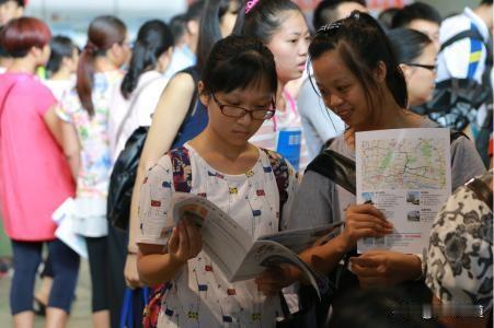 当代大学生：默默撑起万千业态，却要独自扛起生活重量
 
网上总能看到不少毕业生感