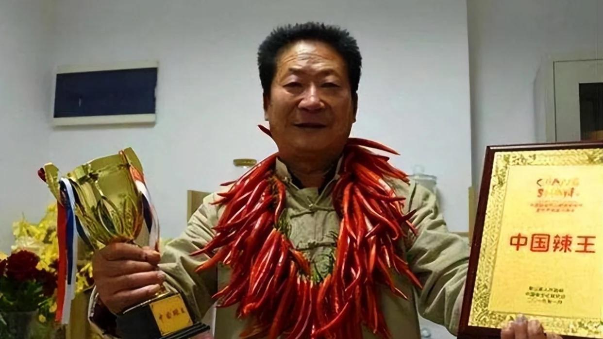 他被称为中国“辣王”，每天五斤辣椒配白酒，因连续吃下32根能辣死大象的魔鬼辣椒，