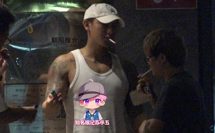 黄子韬徐艺洋深夜带友人聚餐 深夜聚餐氛围感拉满！黄子韬穿无袖背心大秀结实肌肉，胸