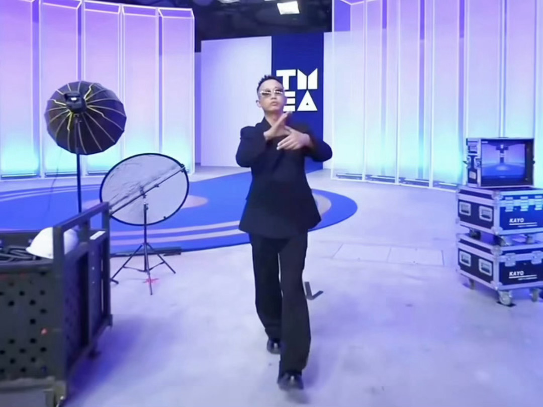 GAI出发图自带气场别人穿西装是规整正式，GAI上身自带rapper独有的松弛霸