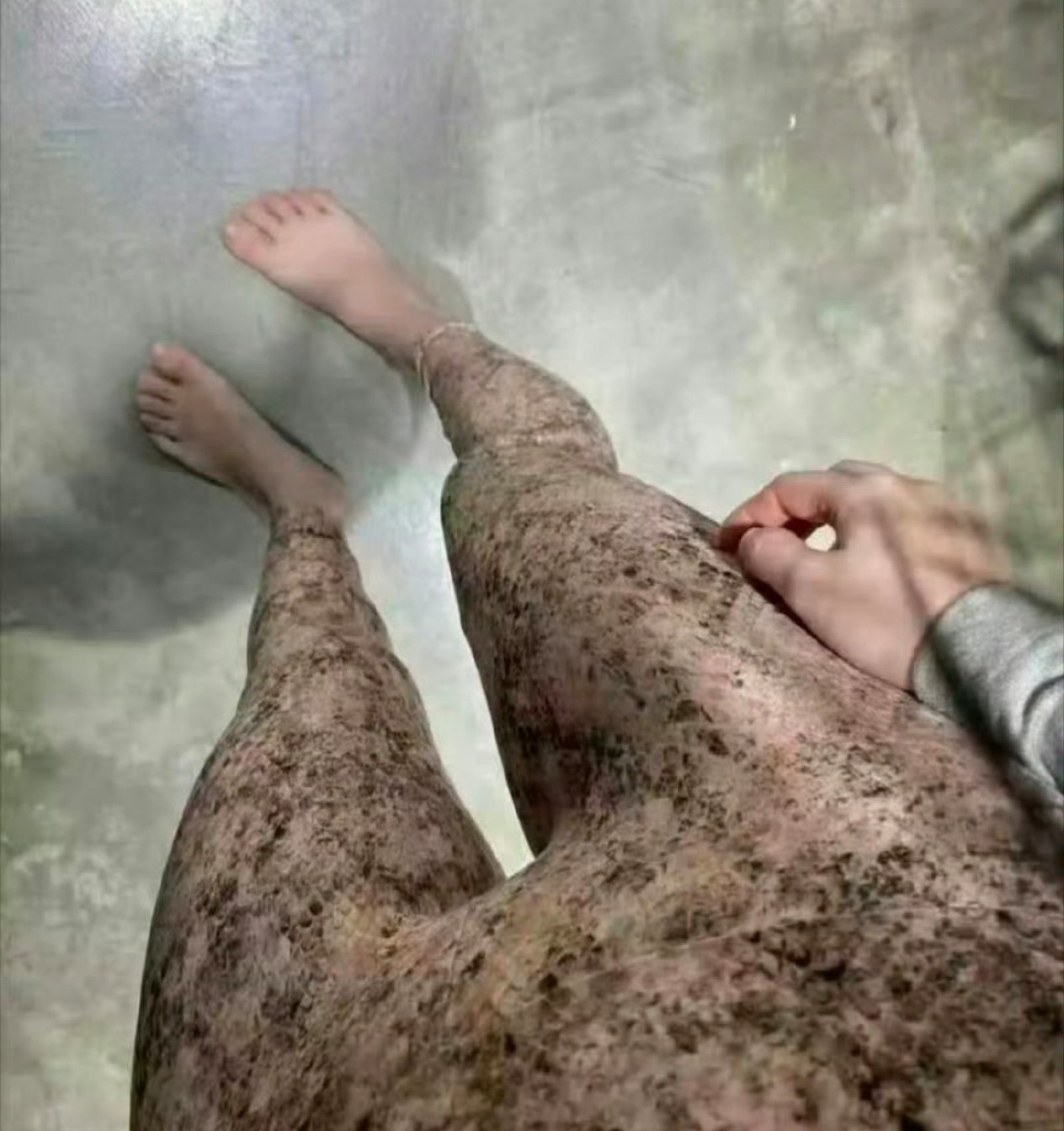 闺蜜花600元买了条裤子，大家觉得这裤子如何？？ ​ ​​​