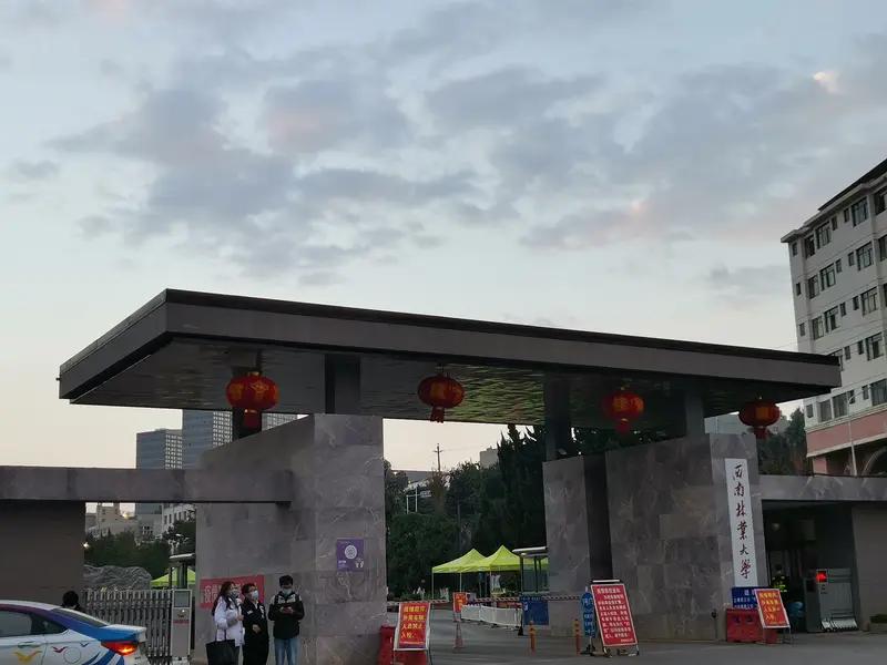 相册里最满意的照片，一张是30年前在安徽师范大学校门口和室友的合影。那时刚入学，