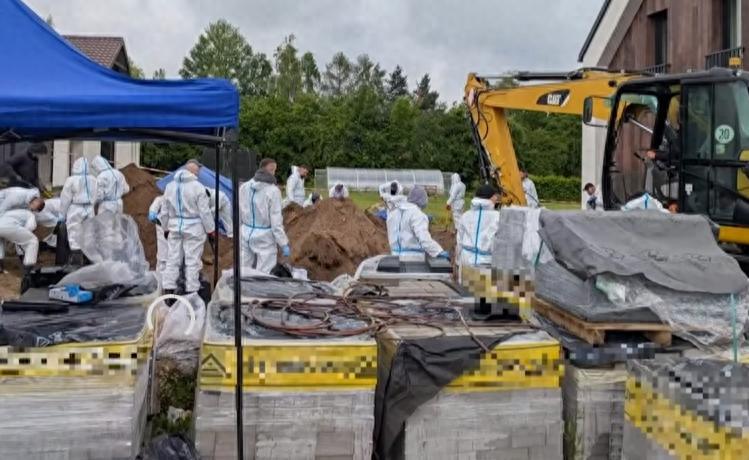 波兰，一个57岁的女医生，自家院子里被挖出了34具胎儿遗体。警犬、探地雷达、几十