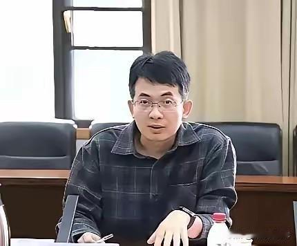 现在全网最坐不住的人，就是安徽大学了。
花了大力气挖来的副校长，才一年多就被亲女