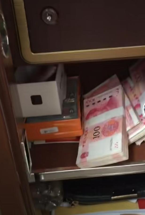 浙江一公司维修保险柜时，意外发现里面有一大堆现金，多达18万元，报警后找到保险柜
