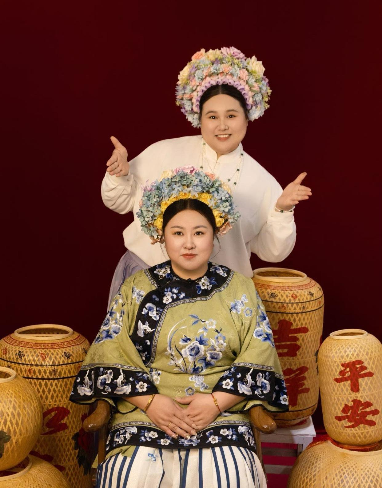 举重冠军李雯雯和妈妈做簪花造型拍合影照，要不是说是母女，我还以为是孪生姐妹呢，长