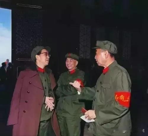 🙏请停留几秒，为伟人点个赞送朵花💐
《可敬可爱的周总理》
在那光辉岁月的一瞬