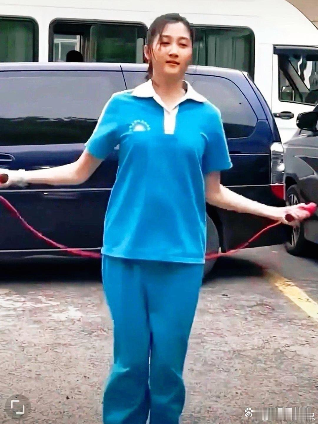 关晓彤是不是最近吃得太好了，看起来圆润了一些呢 ​​​