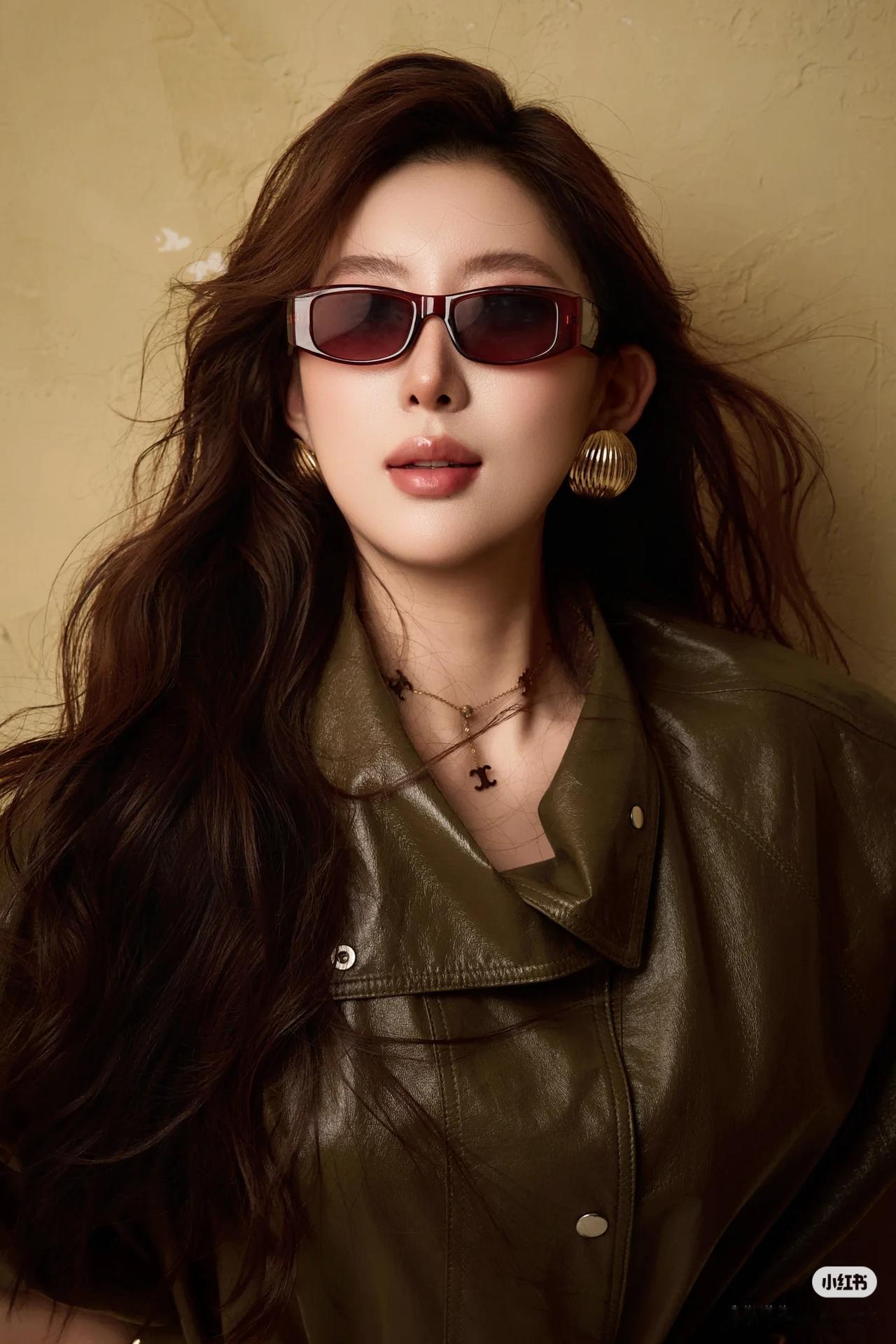 优雅与性感，你会怎么选美女穿搭写真