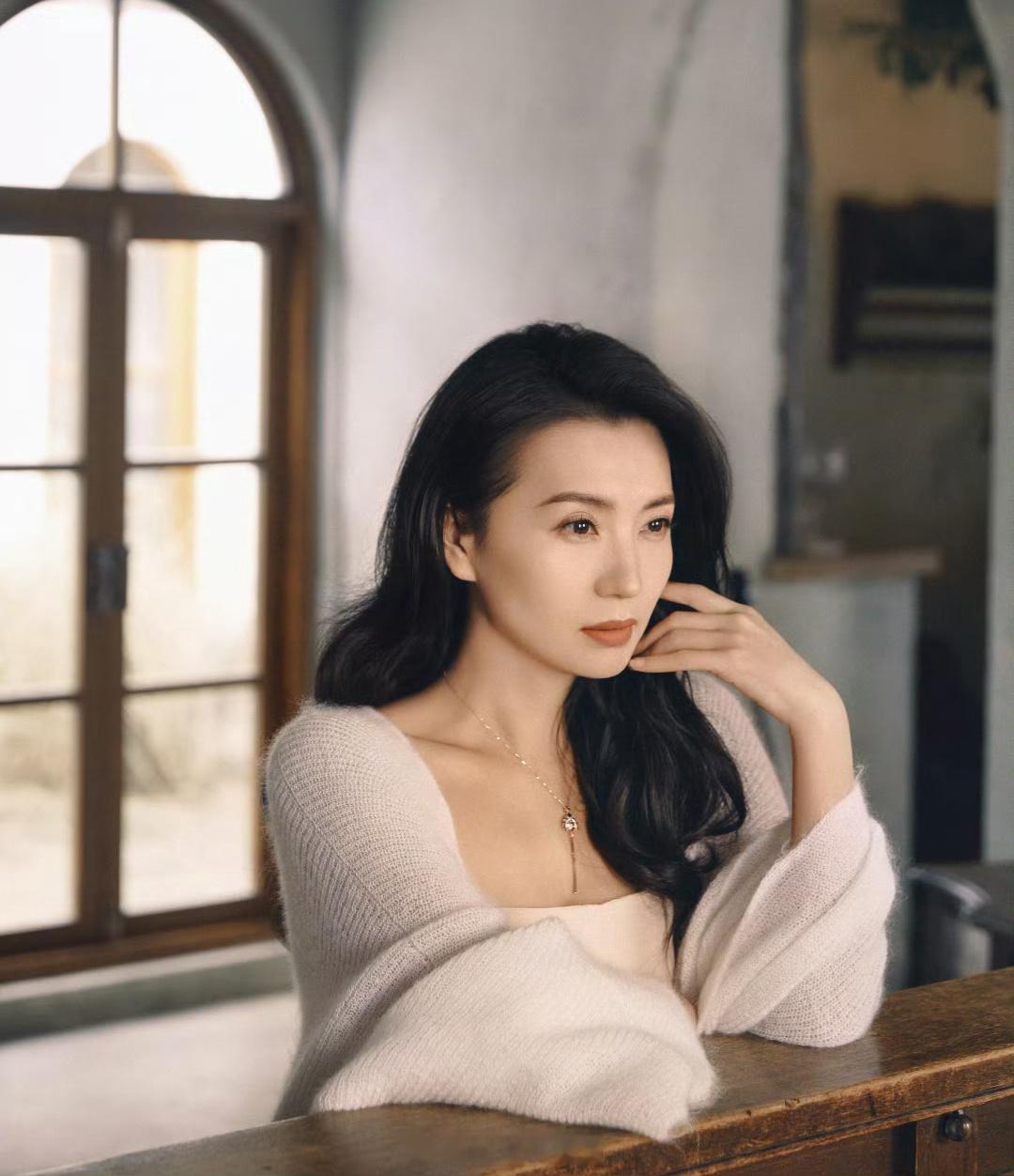 #陈好演技最差的一次#就扶额思考的这一下，小姐姐真的是把无奈演绎的淋漓尽致啊。这