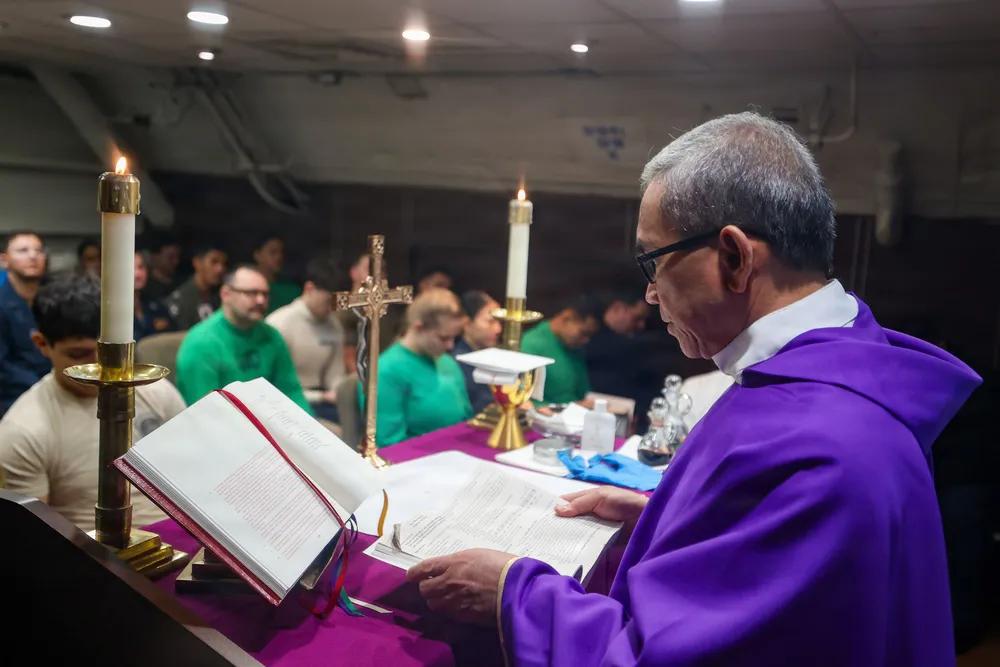 美军也是非常奇特，一边进行战争，一边进行宗教活动。
美国海军中校爱德华多·阿莫拉