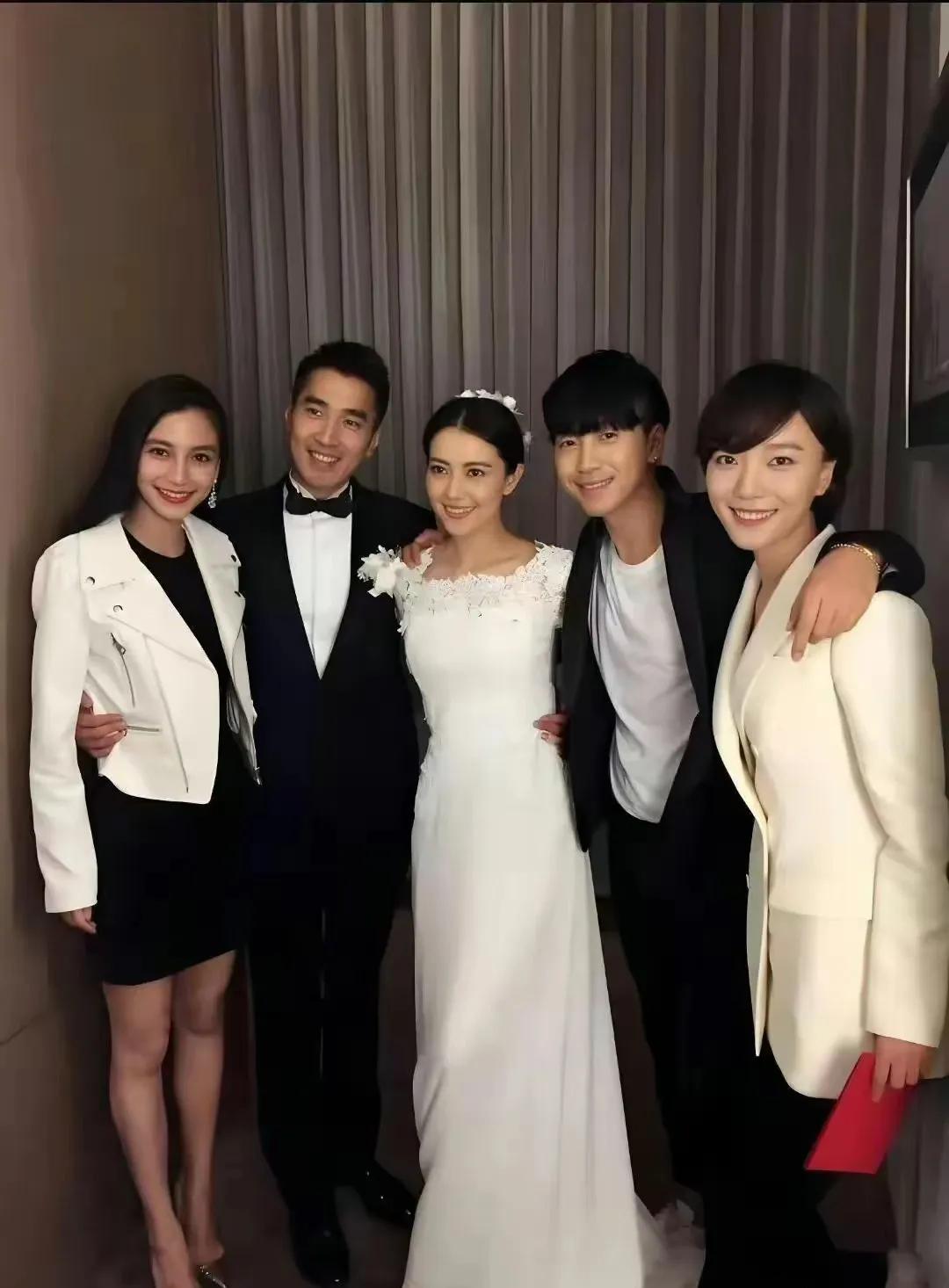 高圆圆婚礼上的angelababy，两人还做了亲亲的姿势，合照的时候，赵又廷还搂