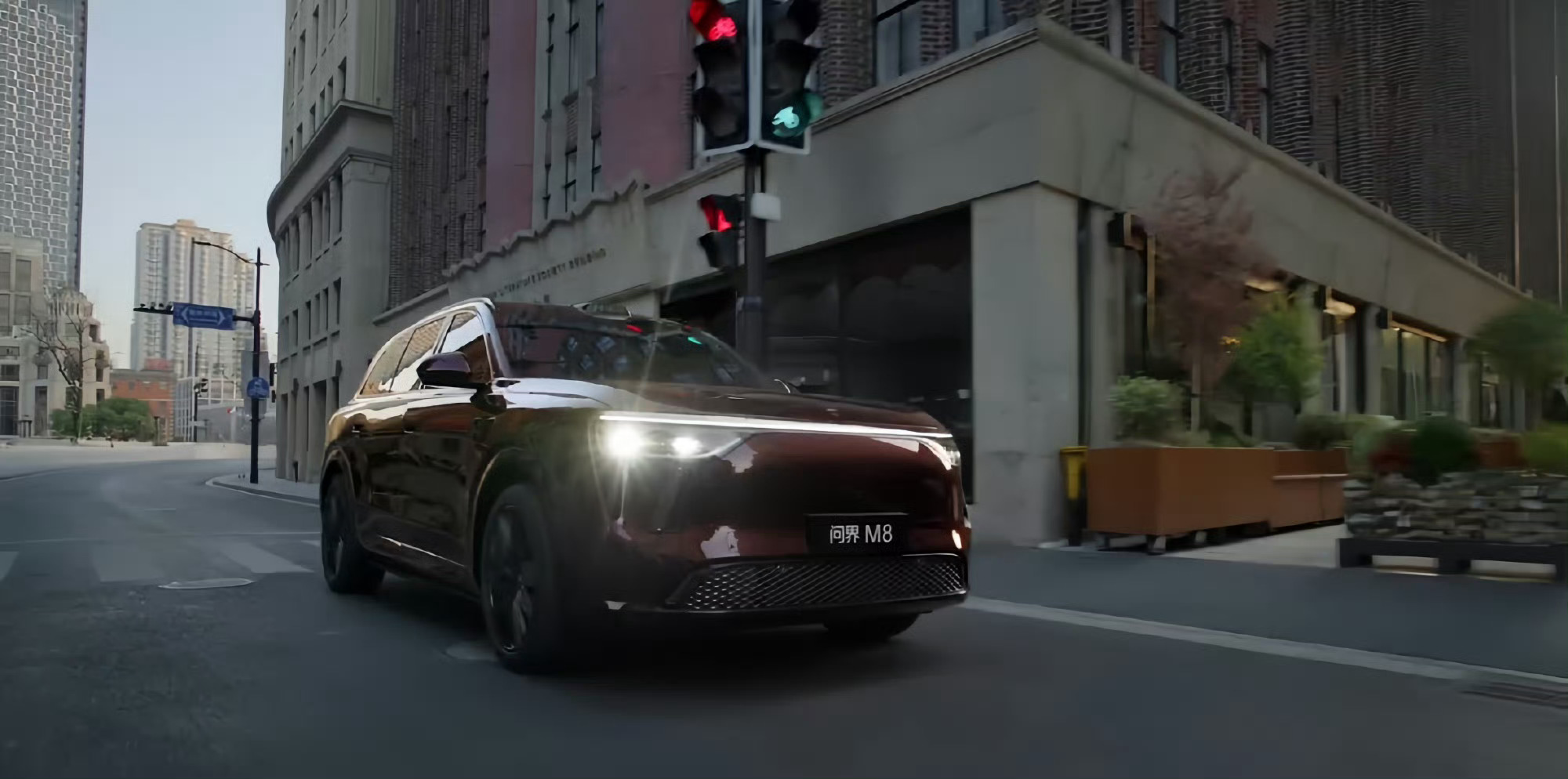 896线激光雷达，是鸿蒙智行的实力彰显。问界M8率先搭载，全维感知升级，可在12