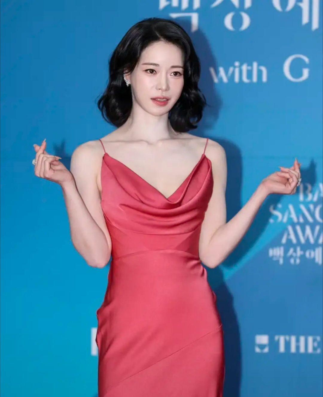 林智妍吊带粉裙一袭高饱和粉色吊带长裙吸睛。修身剪裁凸显身材与冷白肤色，轻盈裙摆尽