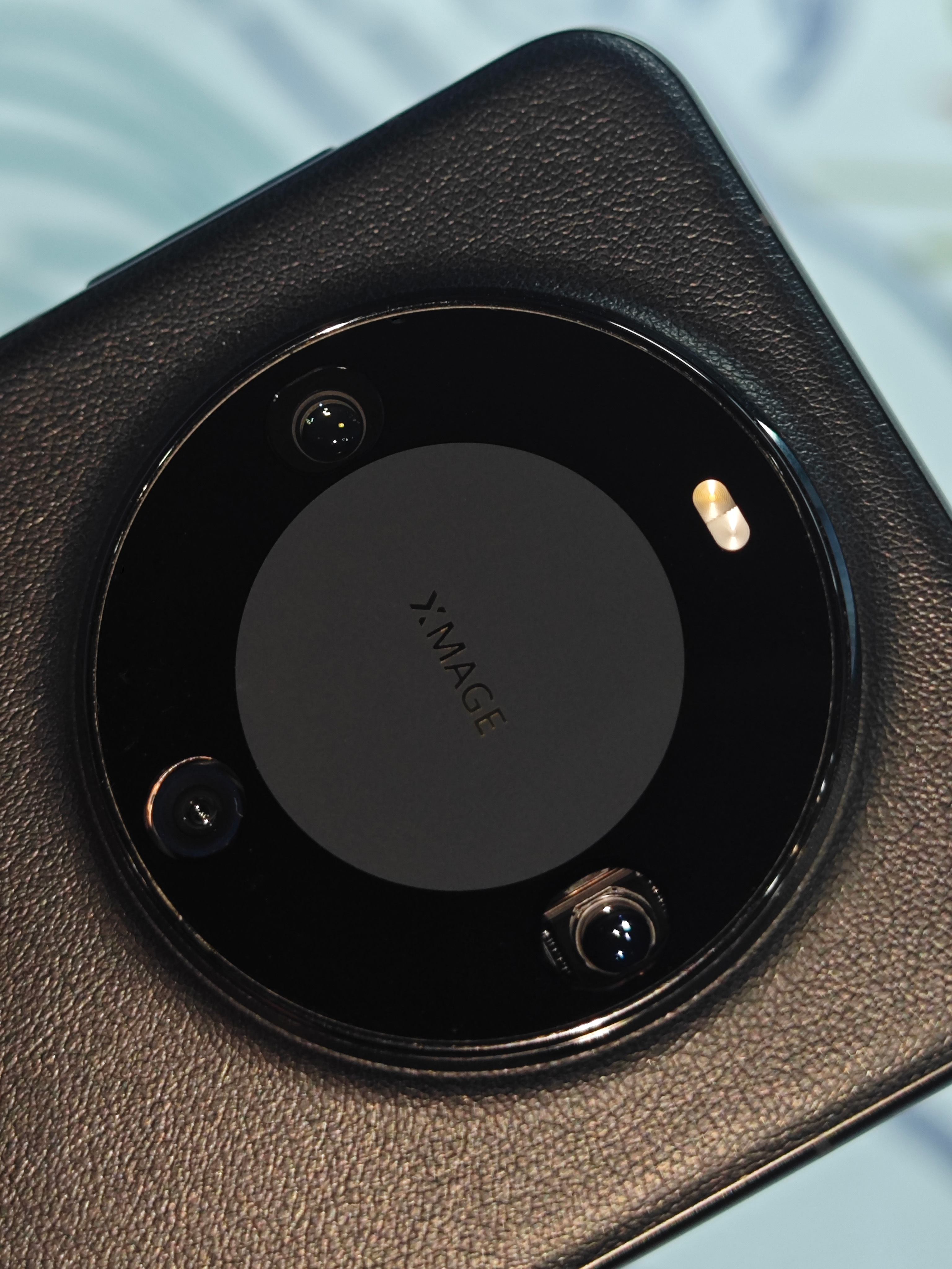 旅行随手拍的体验很舒服。5000 万超光变主摄十档物理光圈，白天拍风景、夜晚拍夜