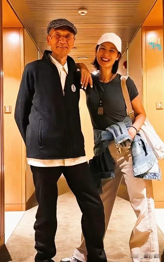 超模马艳丽和父亲合影，父亲身高挺拔，笑容满面，慈祥，和蔼可亲，马艳丽有如此好的身