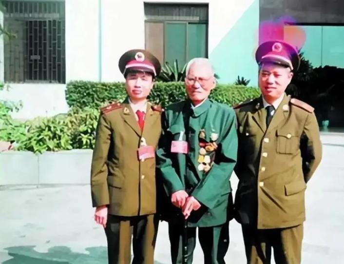 “他既是我的儿子，又是一个普通公民，这样下去既害己又害别人，更会危害社会，到那时