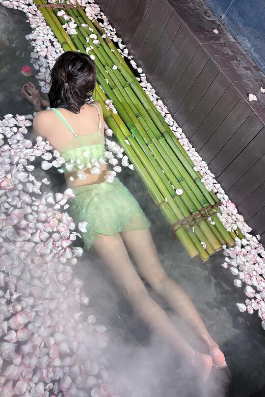 沉睡在夏日42度的温泉里