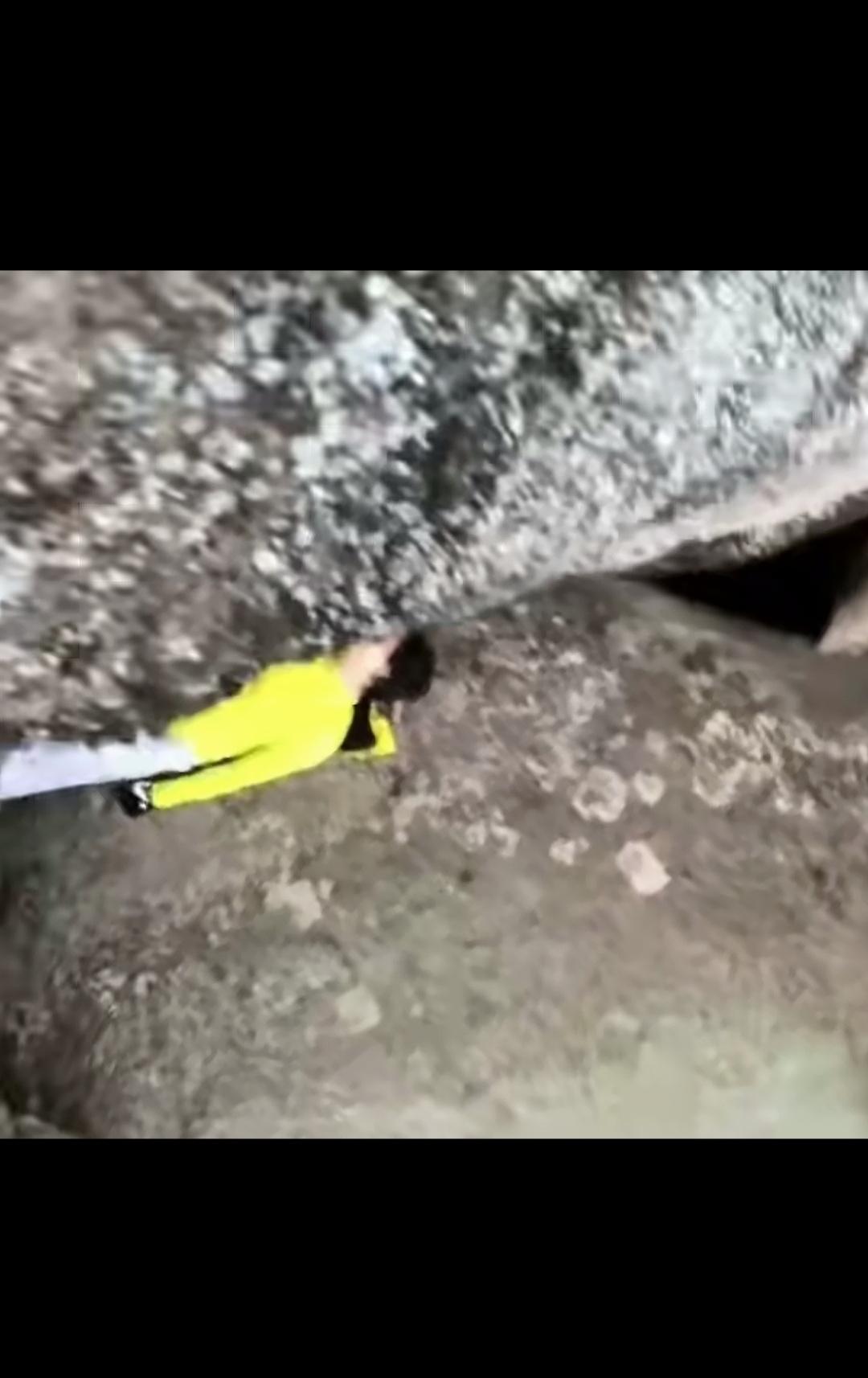 不作死就不会死
江西有两名驴友在游玩时
一名女子大喊：“我要跳一下。”没留意下方