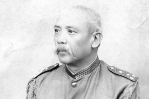 民初，袁世凯头疼欲裂，下令黄石屏为他诊治，却被怒怼：“以权势压我，不去！”于是袁