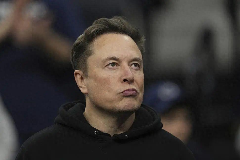马斯克愤怒了！！！

马斯克与特朗普的关系，堪称一部跌宕起伏的 “政治连续剧”。